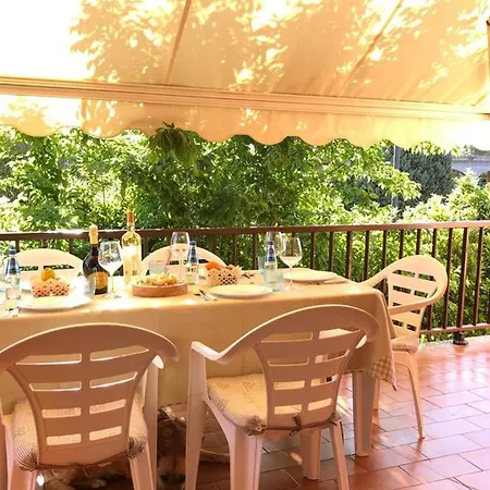 Spacious By The Sea Apartman *